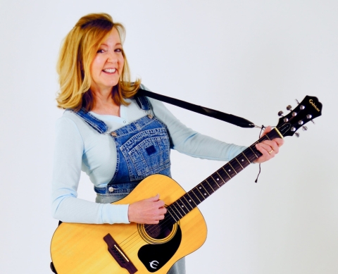 Lori Lynn playing the guitar.